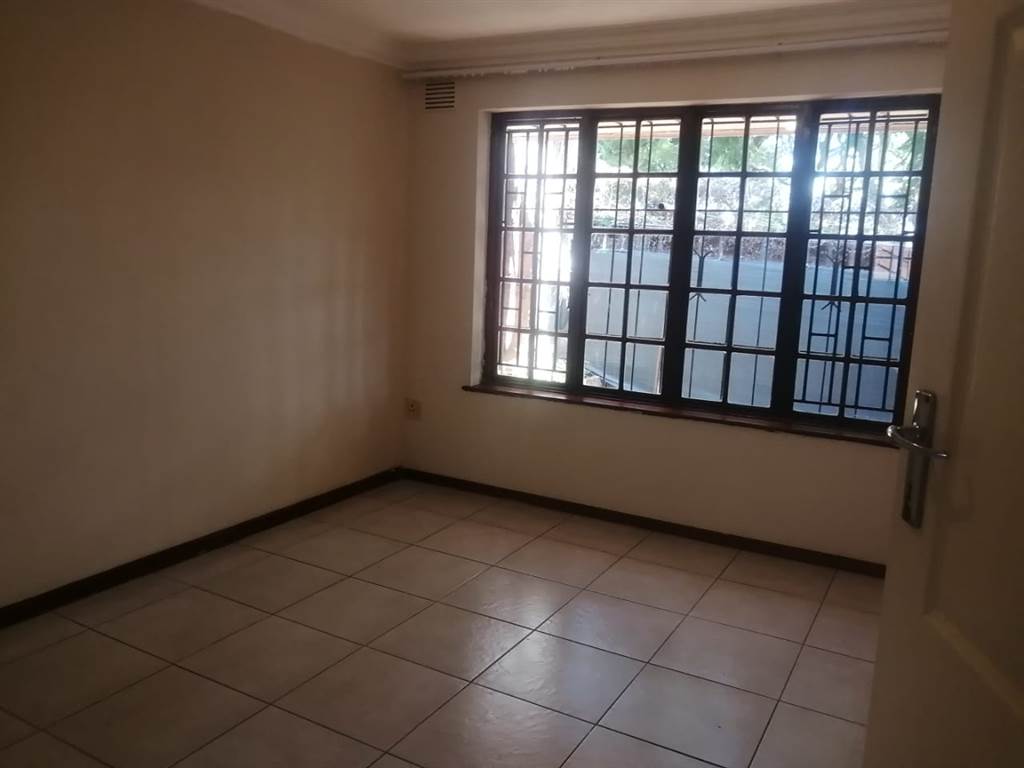 2 Bed Townhouse in Amanzimtoti photo number 10