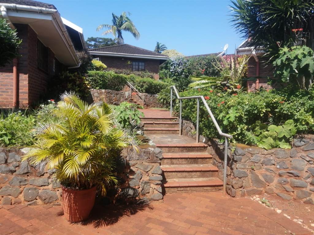 2 Bed Townhouse in Amanzimtoti photo number 2