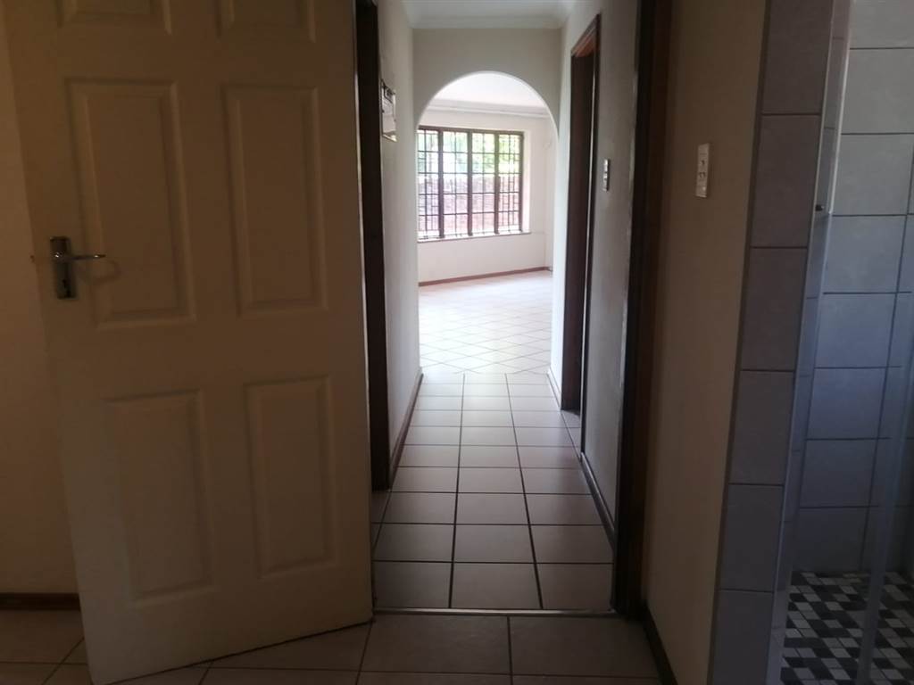 2 Bed Townhouse in Amanzimtoti photo number 8