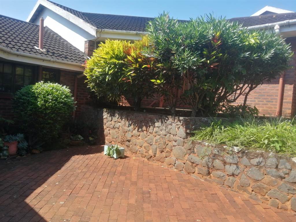 2 Bed Townhouse in Amanzimtoti photo number 18