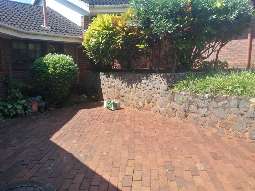 2 Bed Townhouse in Amanzimtoti photo number 16