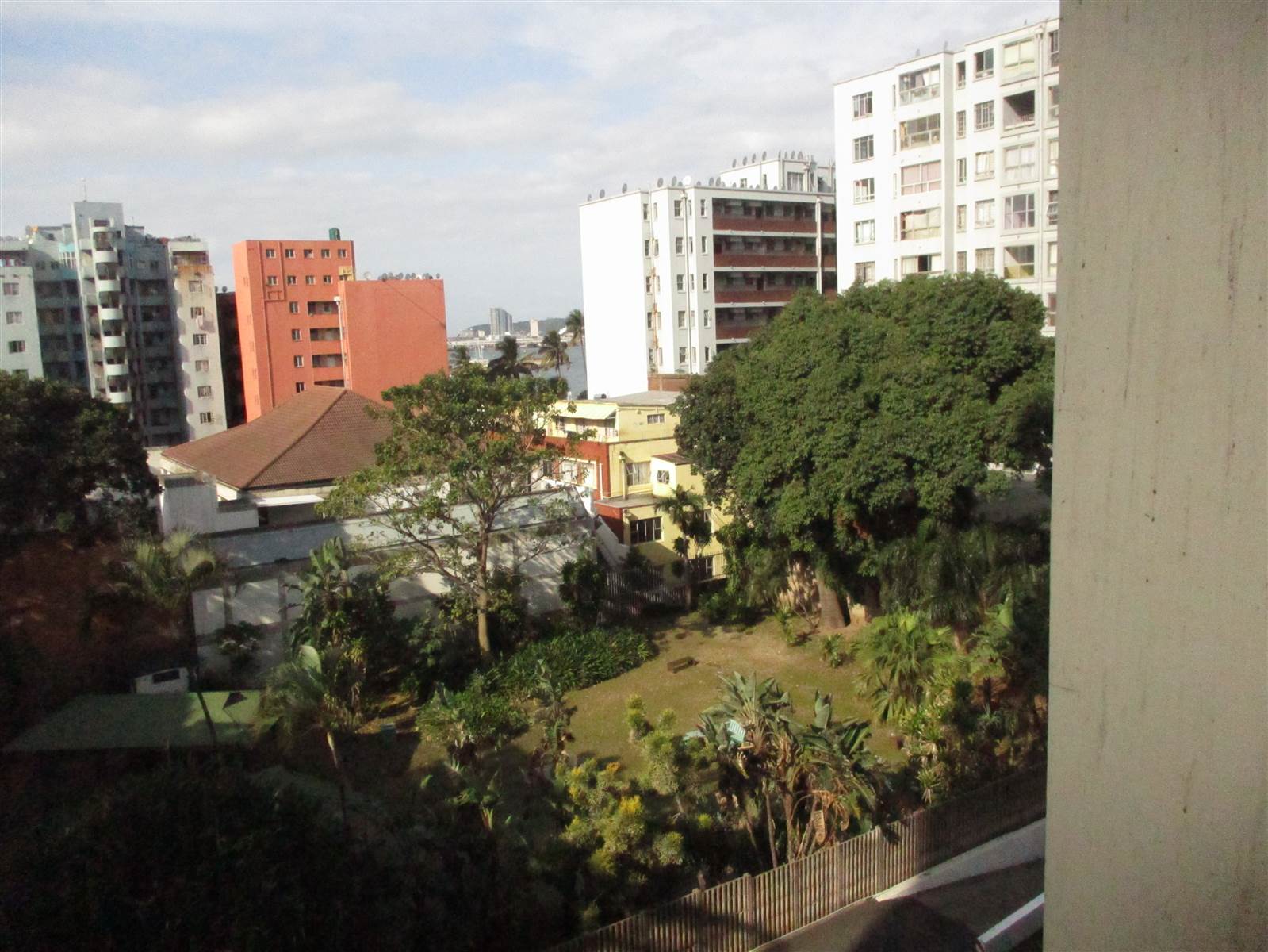2 Bed Flat in Durban CBD photo number 2
