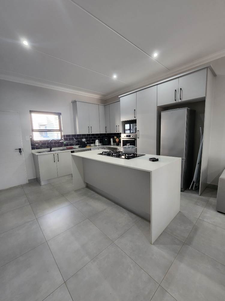 2 Bed Apartment in Bryanston photo number 4