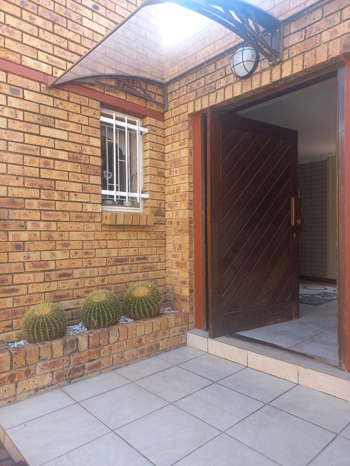 4 Bed House in Jan Cilliers Park photo number 2