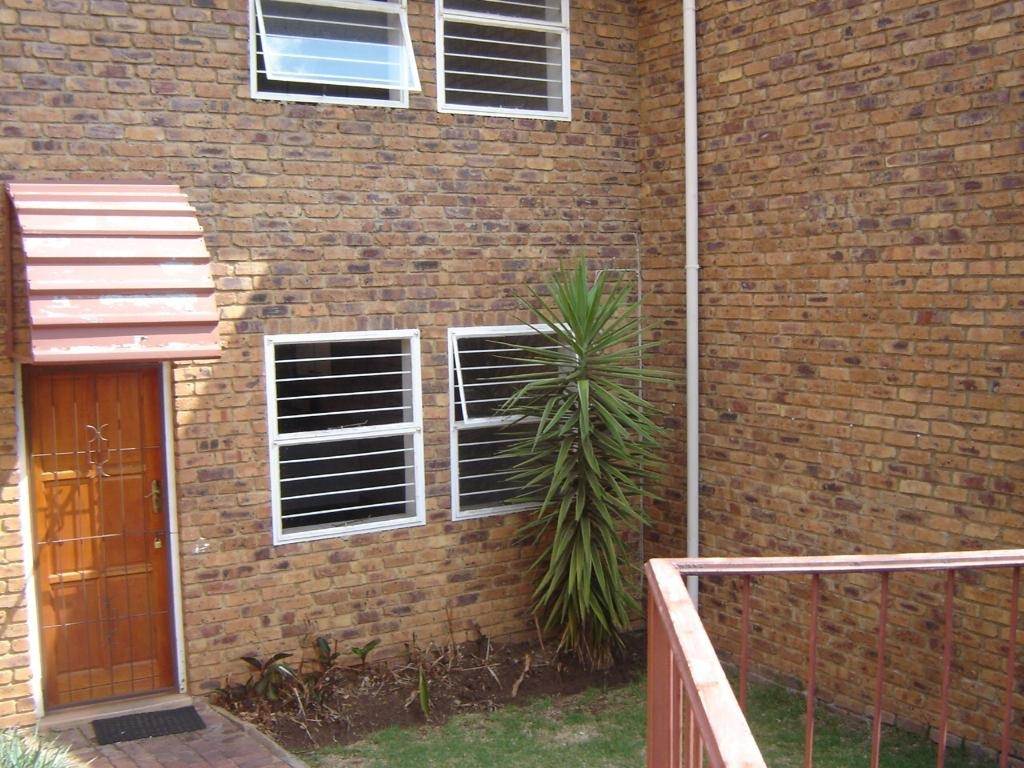 2 Bed Townhouse in Die Hoewes photo number 10