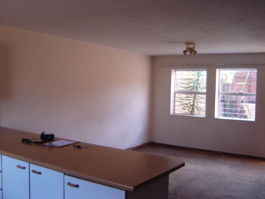 2 Bed Townhouse in Die Hoewes photo number 3