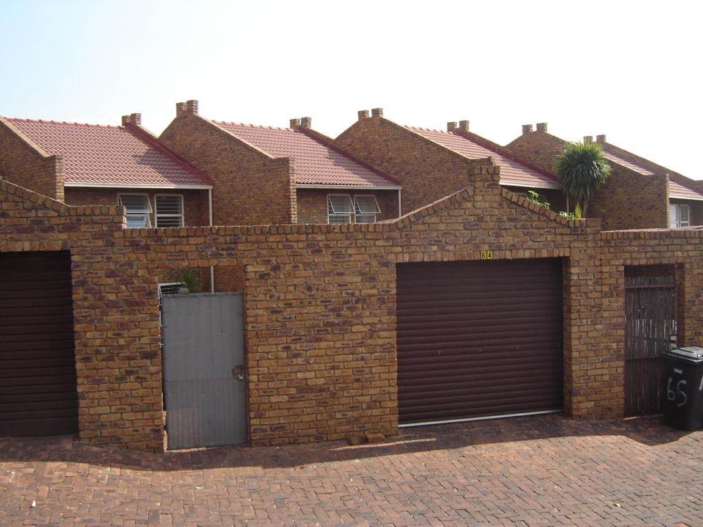 2 Bed Townhouse in Die Hoewes photo number 1