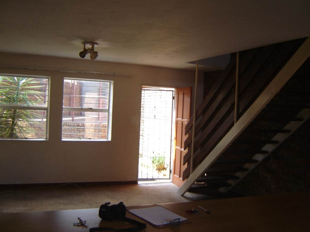 2 Bed Townhouse in Die Hoewes photo number 4