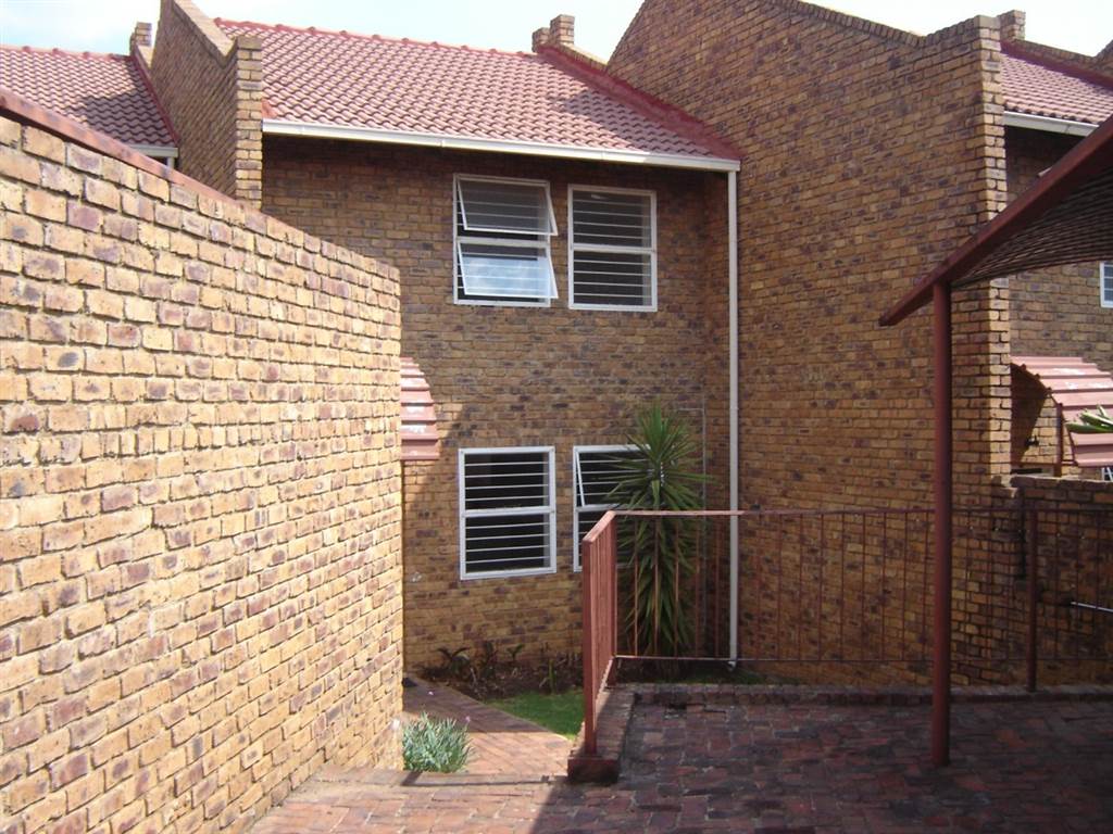 2 Bed Townhouse in Die Hoewes photo number 18
