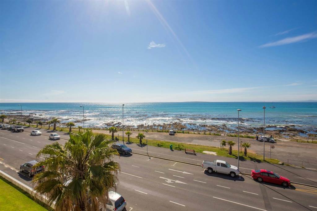 2 Bed Apartment in Mouille Point photo number 27