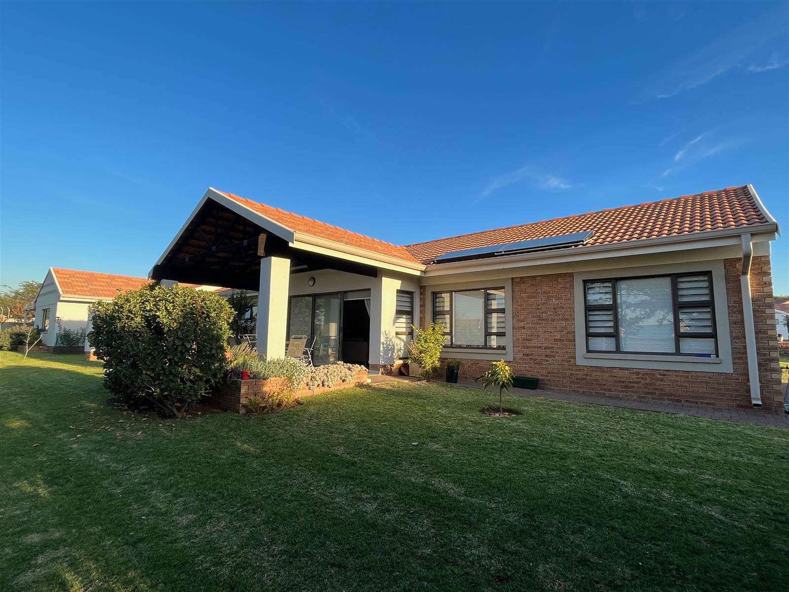 2 Bed Townhouse in Hazeldean (Silverlakes Surroundings) photo number 1