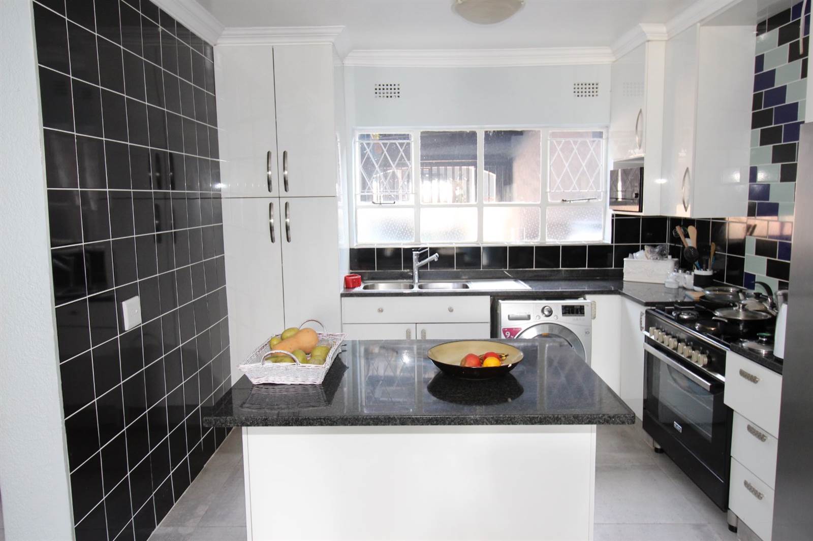 3 Bed Townhouse in Johannesburg Central and CBD photo number 1