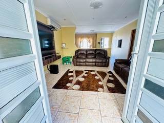 3 Bed Townhouse in Isipingo Beach photo number 3