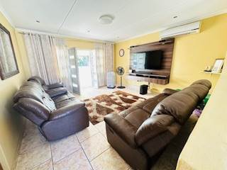 3 Bed Townhouse in Isipingo Beach photo number 2
