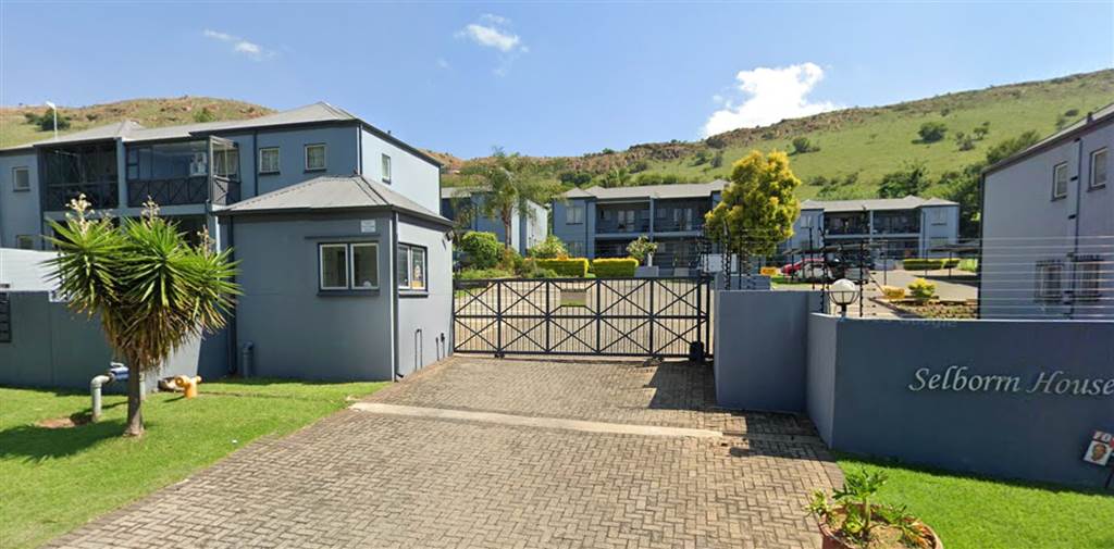 2 Bed Townhouse in Suiderberg photo number 2
