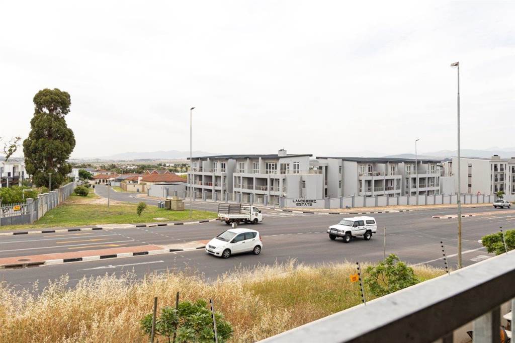 2 Bed Apartment in Langeberg Heights photo number 5