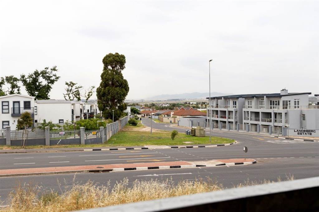 2 Bed Apartment in Langeberg Heights photo number 4