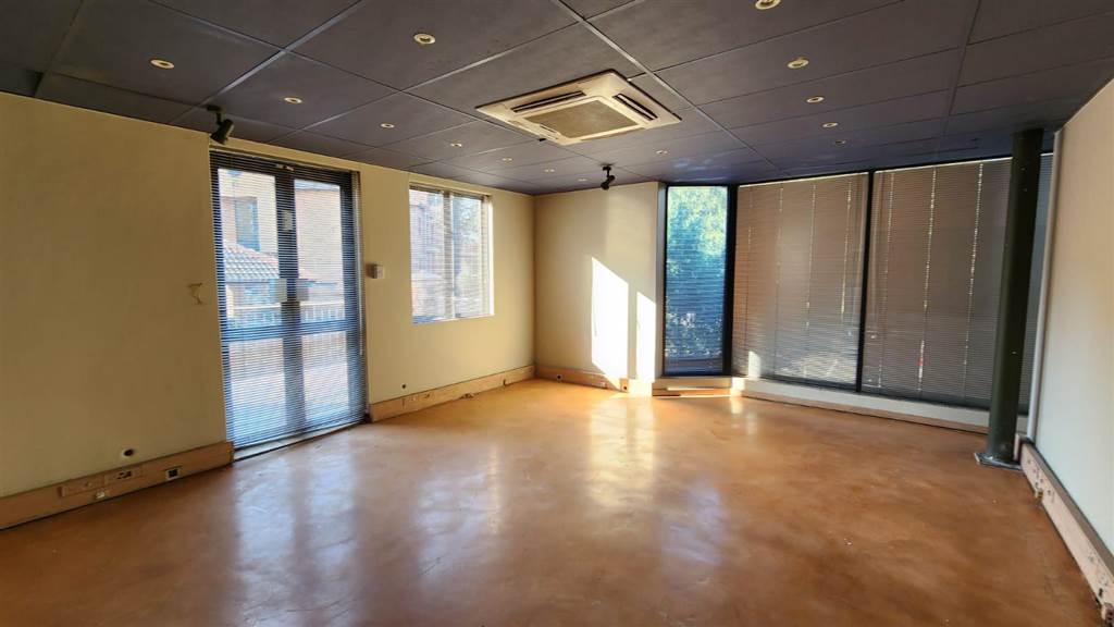 820  m² Commercial space in Die Hoewes photo number 4