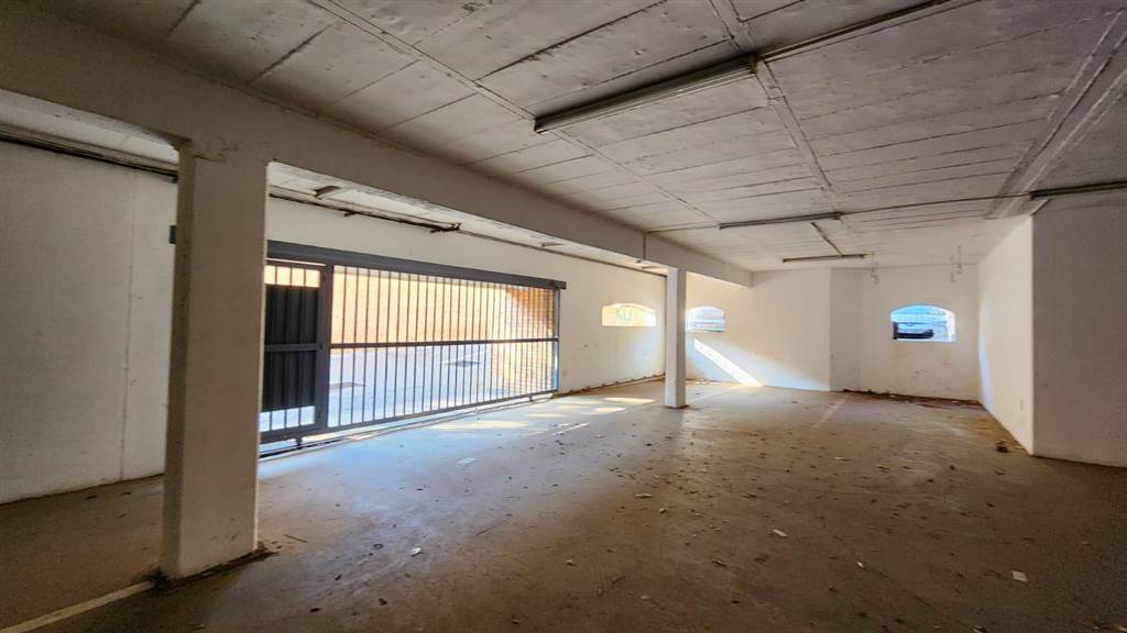 820  m² Commercial space in Die Hoewes photo number 18