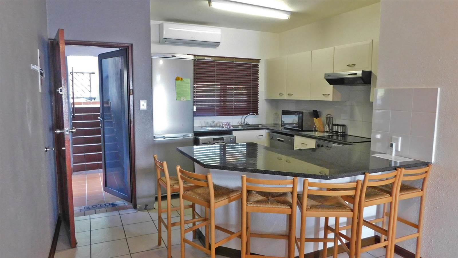 2 Bed Townhouse in Umdloti photo number 3