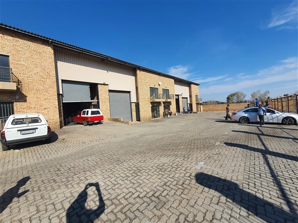 279  m² Industrial space in Stormill