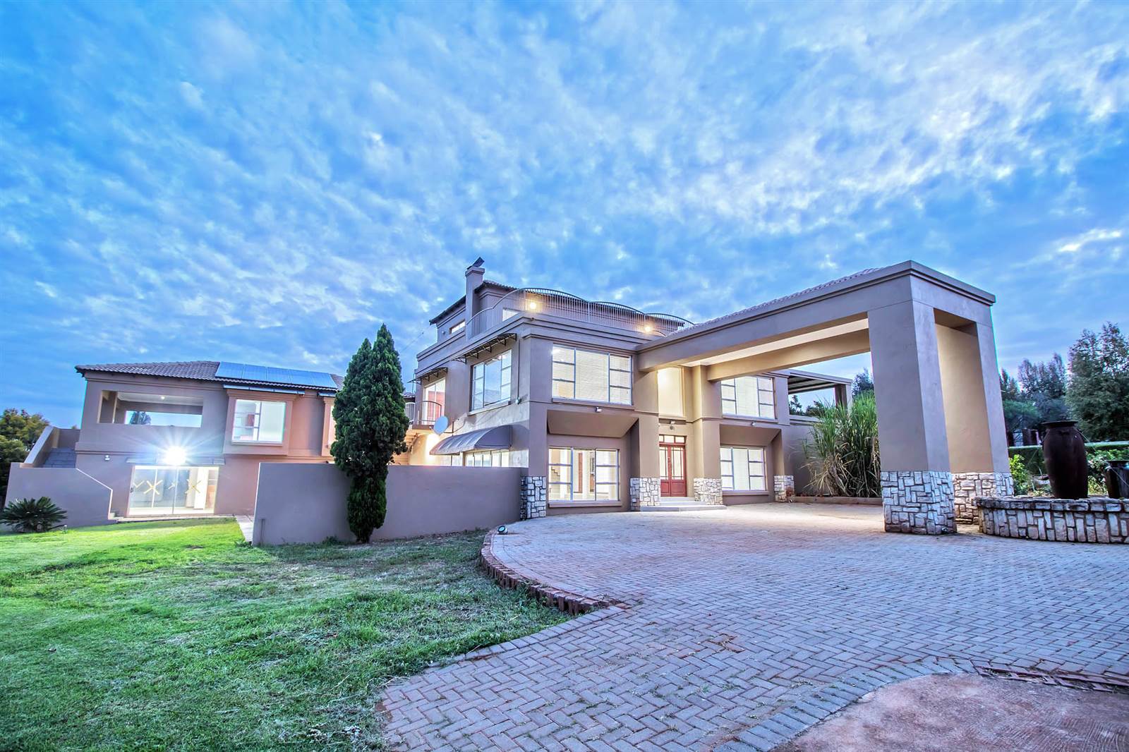 7 Bed House in Mooikloof Equestrian Estate photo number 1