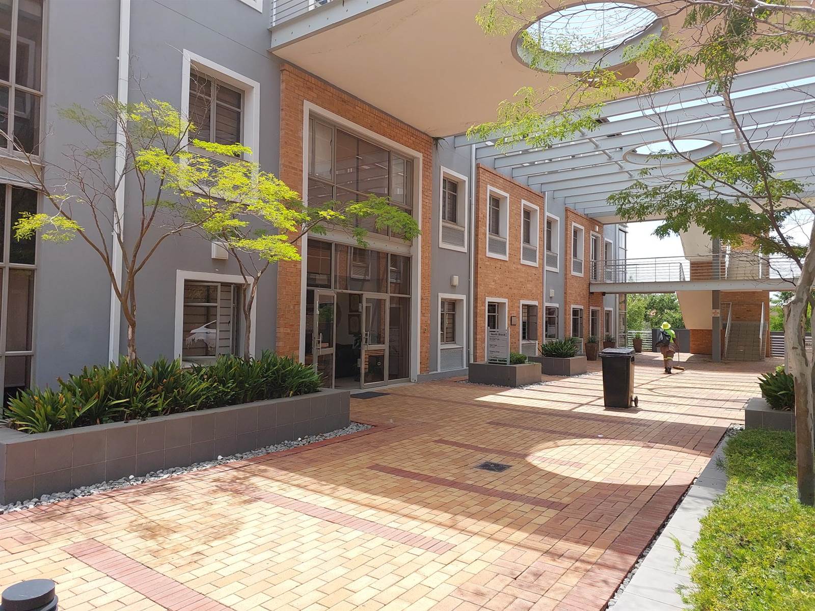 356.8  m² Commercial space in Bryanston photo number 2