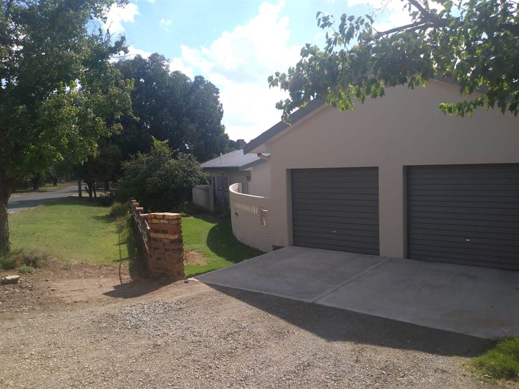 4 Bed House in Aliwal North photo number 12