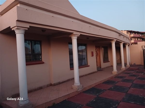 2 Bed House in Protea North