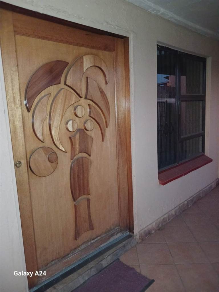 2 Bed House in Protea North photo number 10