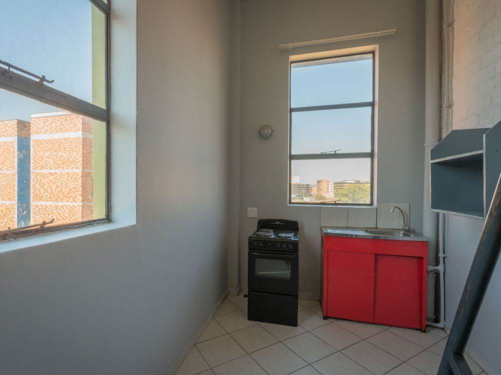 Bachelor apartment in Johannesburg Central photo number 4