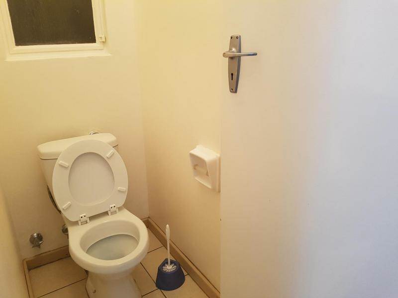 2 Bed Flat in Bedford Gardens photo number 8