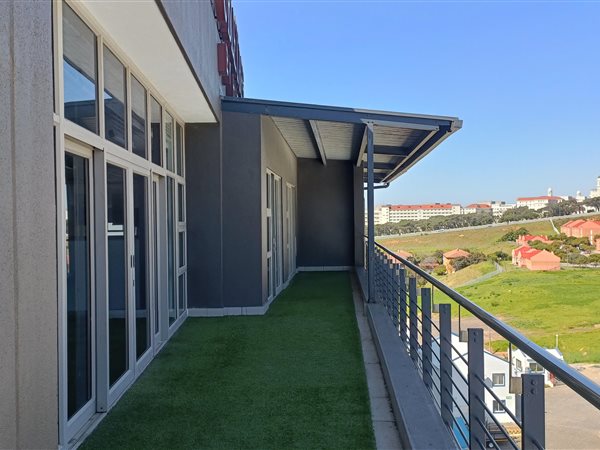 900  m² Commercial space