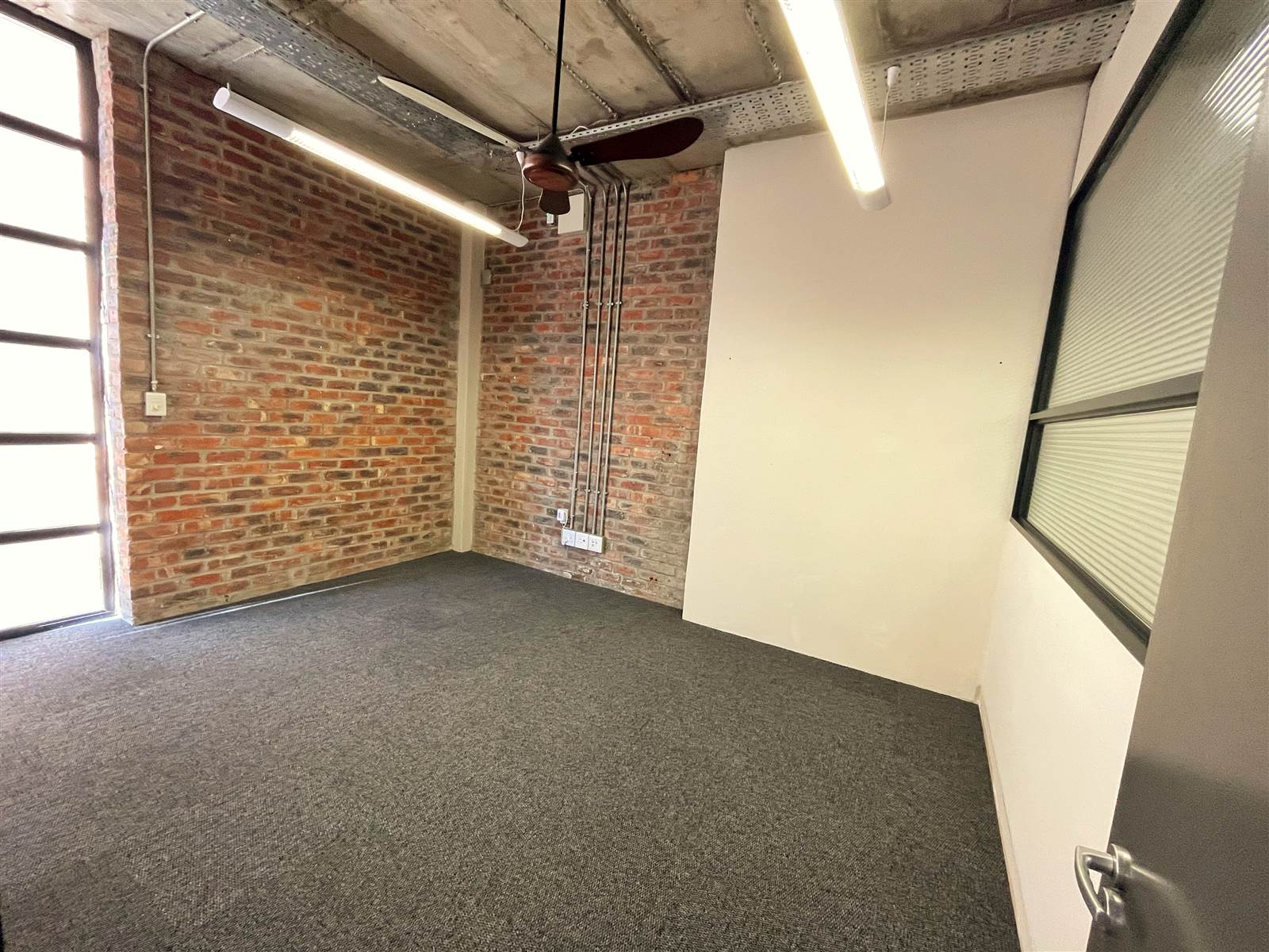 130  m² Commercial space in Onder Papegaaiberg photo number 12