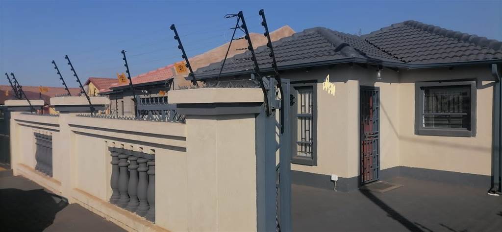 3 Bed House in Soshanguve B photo number 1
