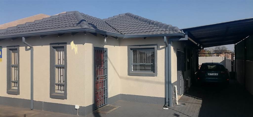 3 Bed House in Soshanguve B photo number 17