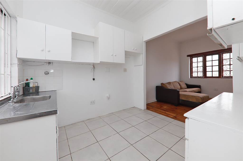 2 Bed House in Muizenberg photo number 5