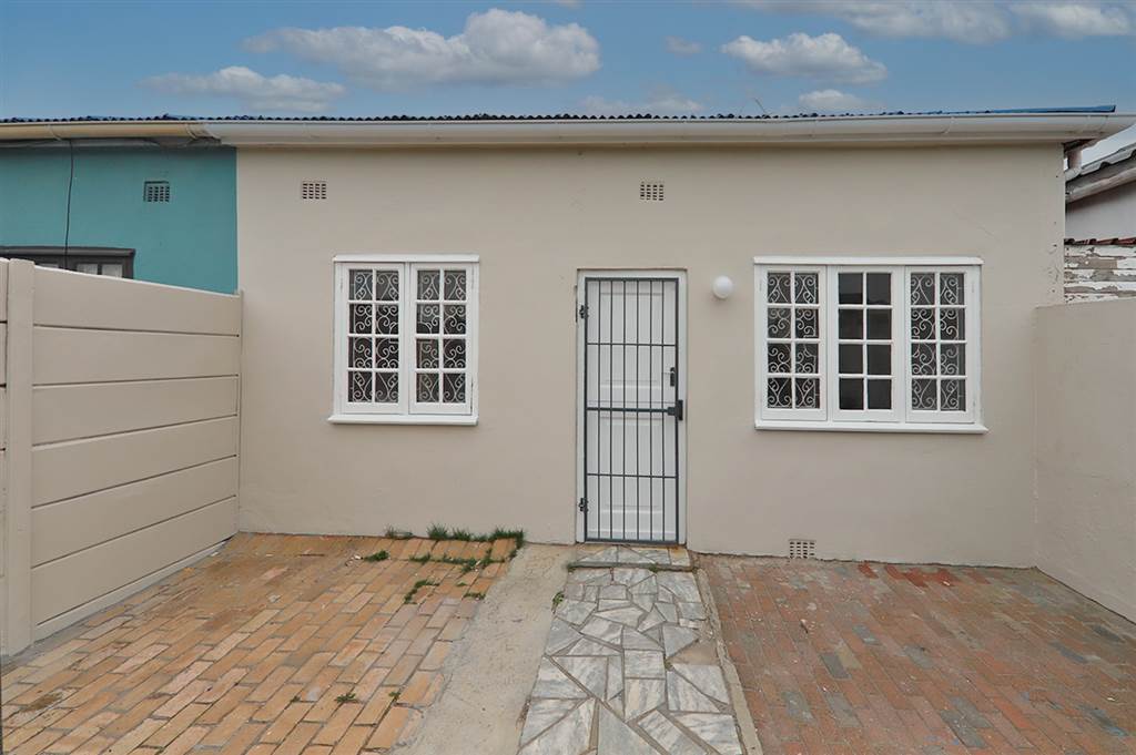 2 Bed House in Muizenberg photo number 3