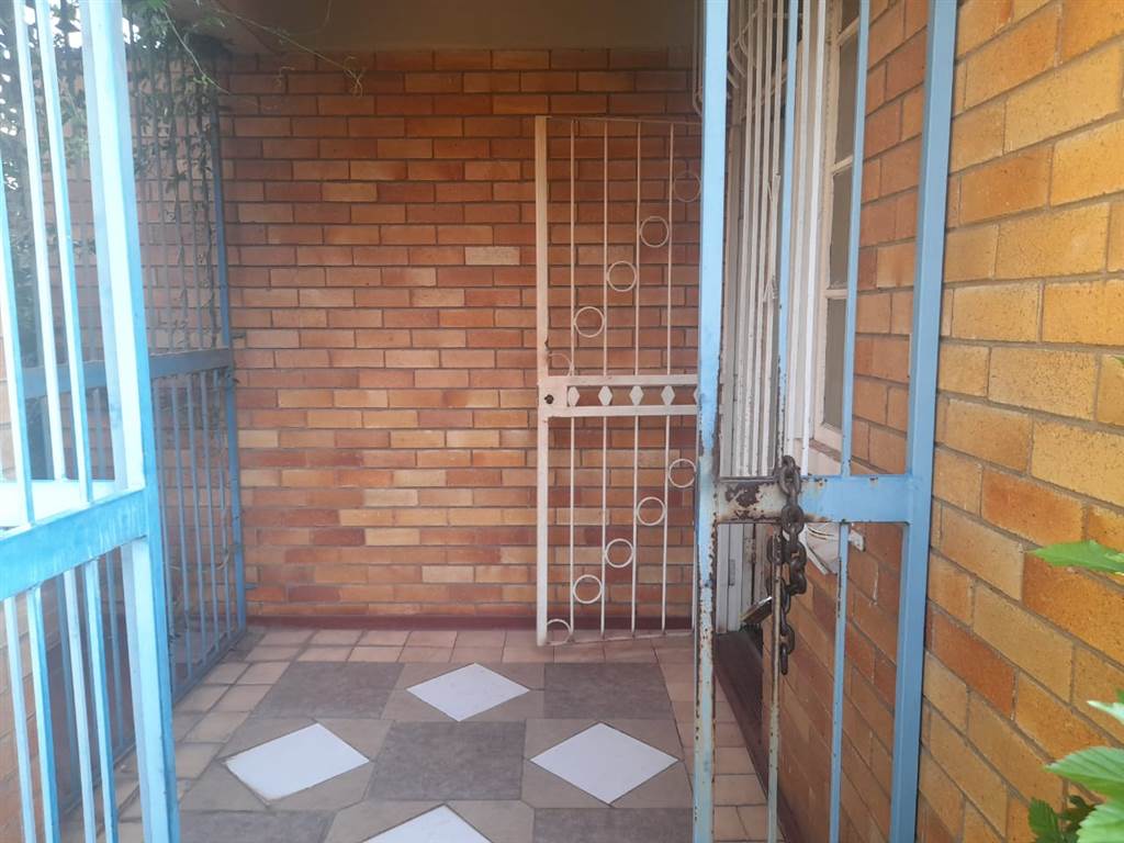 3 Bed House in Rosettenville photo number 2