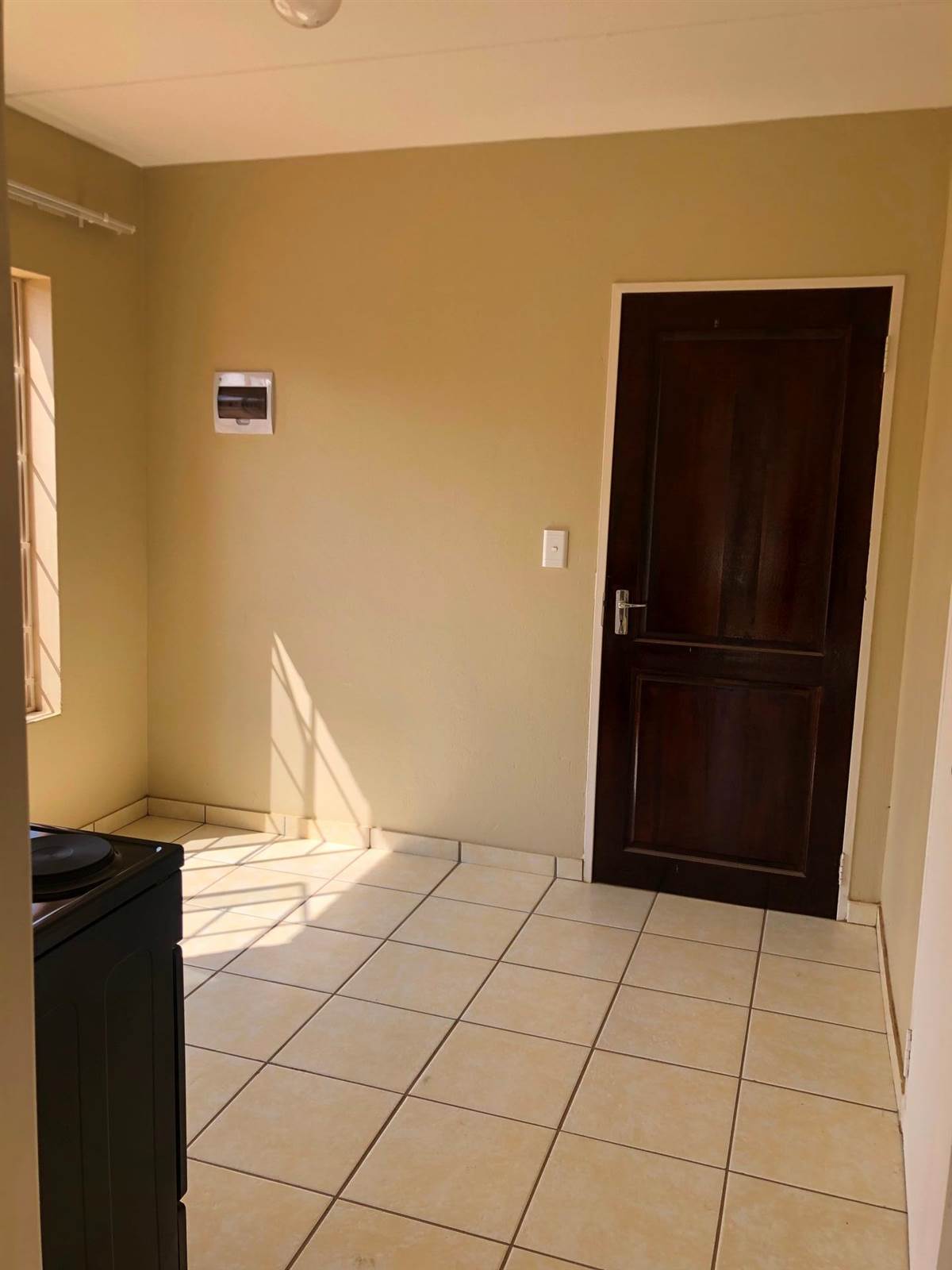 2 Bed Flat in Randfontein Central photo number 15