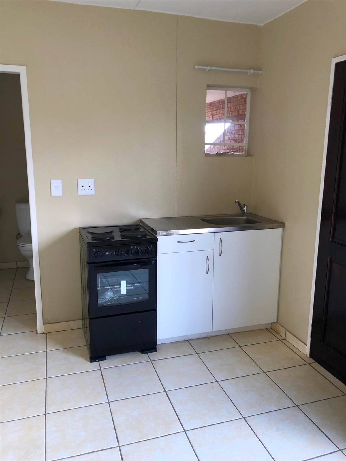 2 Bed Flat in Randfontein Central photo number 6