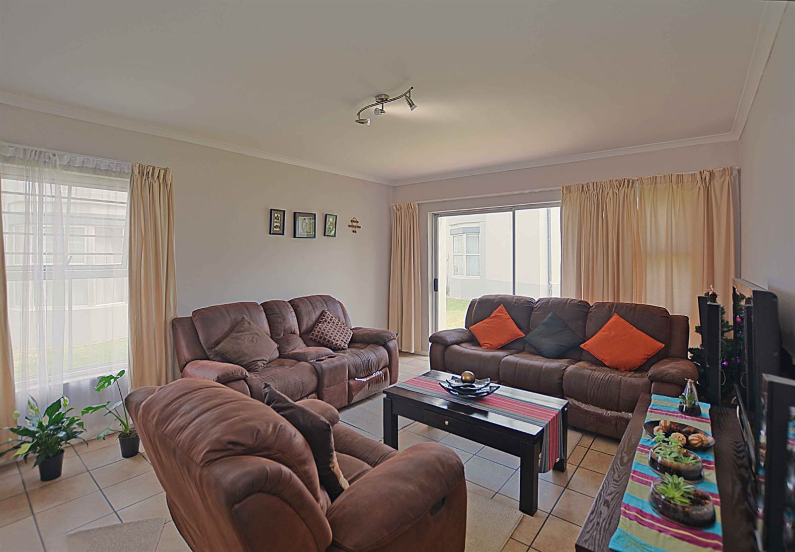 2 Bed Apartment in Blouberg Sands photo number 3