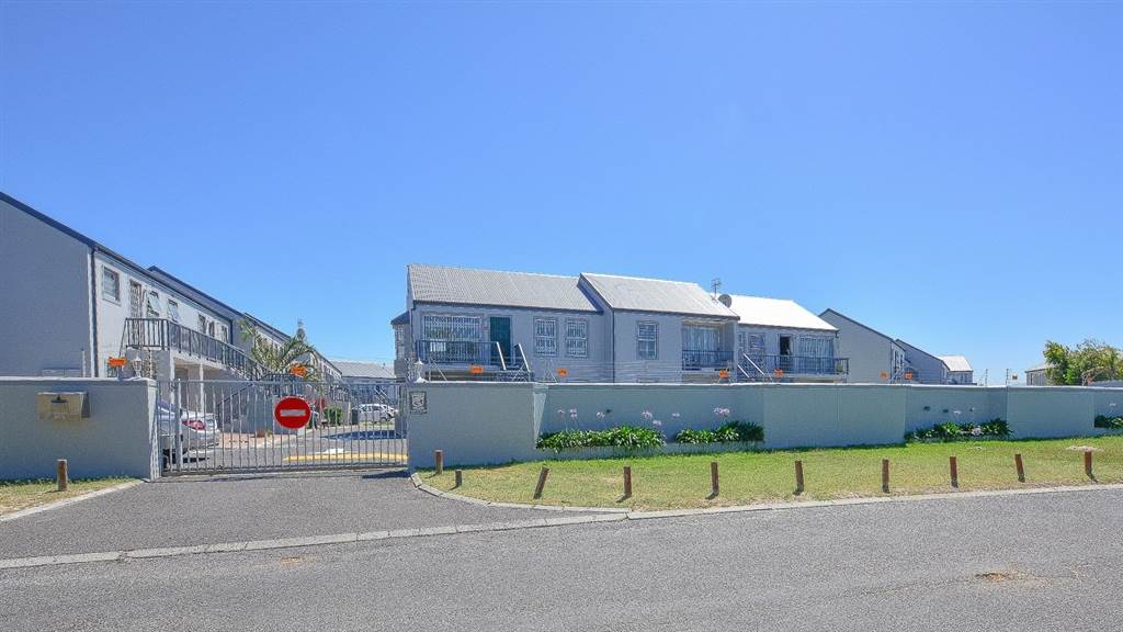 2 Bed Apartment in Blouberg Sands photo number 2