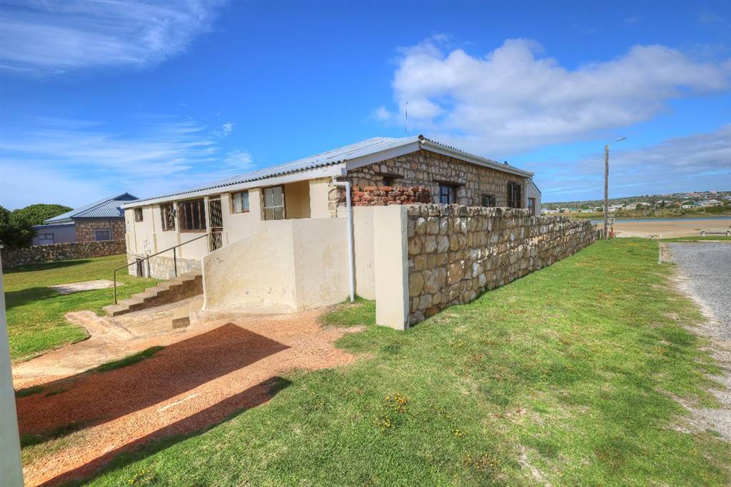 5 Bed House in Stilbaai photo number 3
