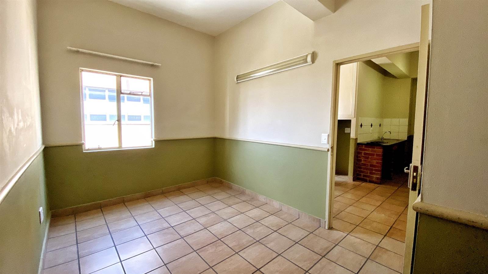 1 Bed Apartment in Johannesburg Central photo number 5