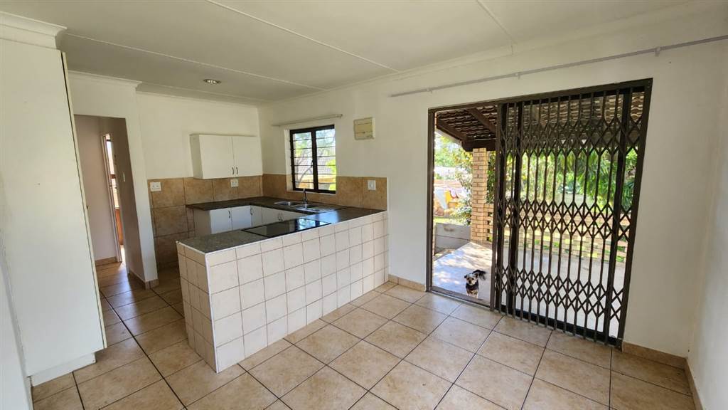 4 Bed House in Uvongo photo number 12