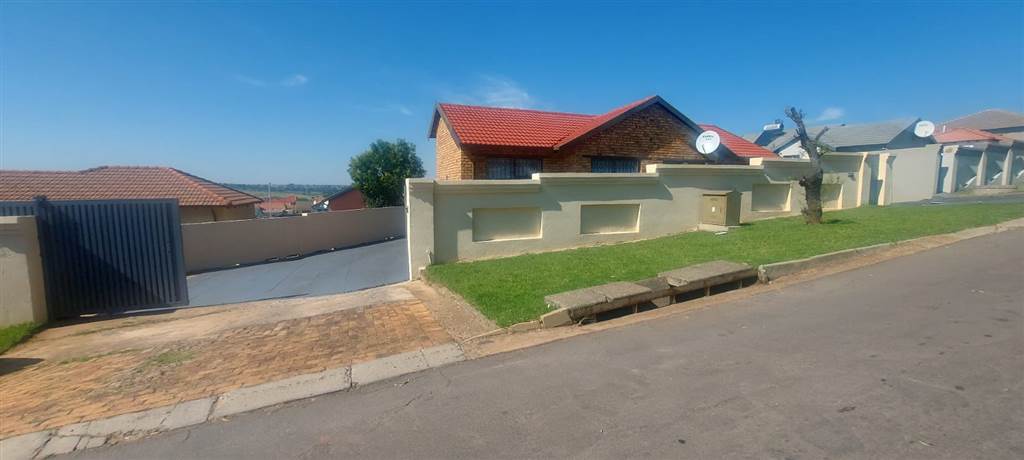 3 Bed House in Grobler Park photo number 19