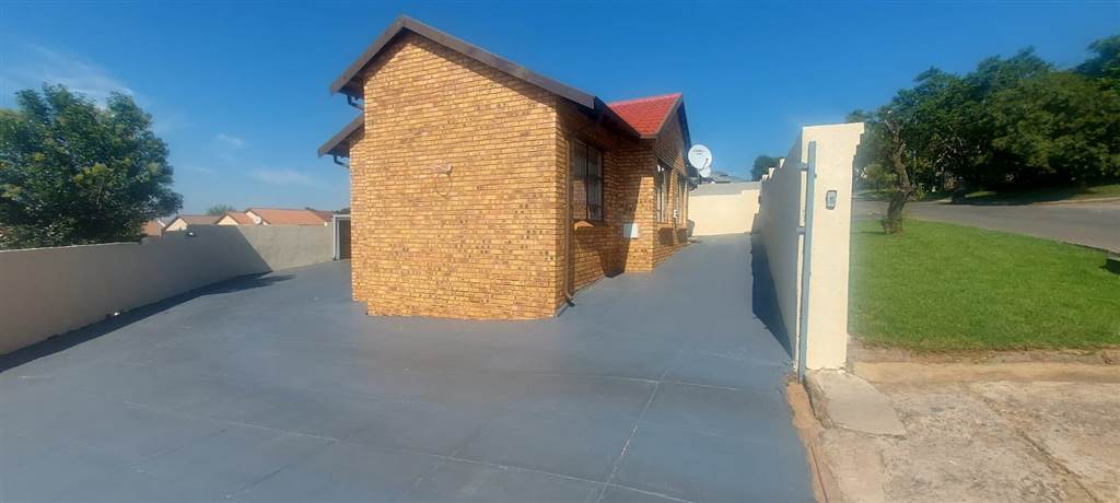 3 Bed House in Grobler Park photo number 17