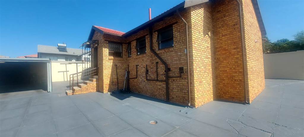 3 Bed House in Grobler Park photo number 18