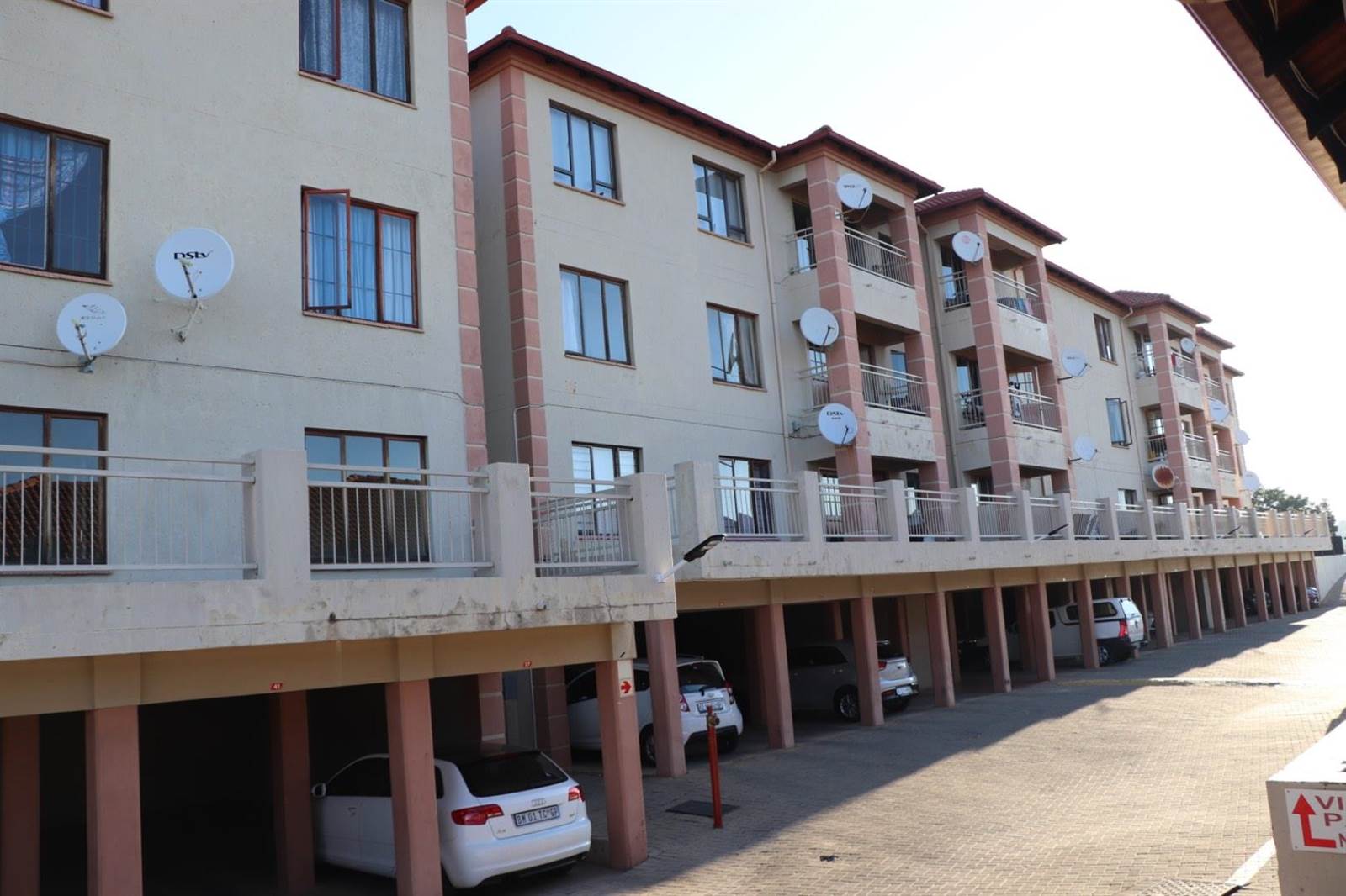 2 Bed Apartment in Constantia Kloof photo number 1